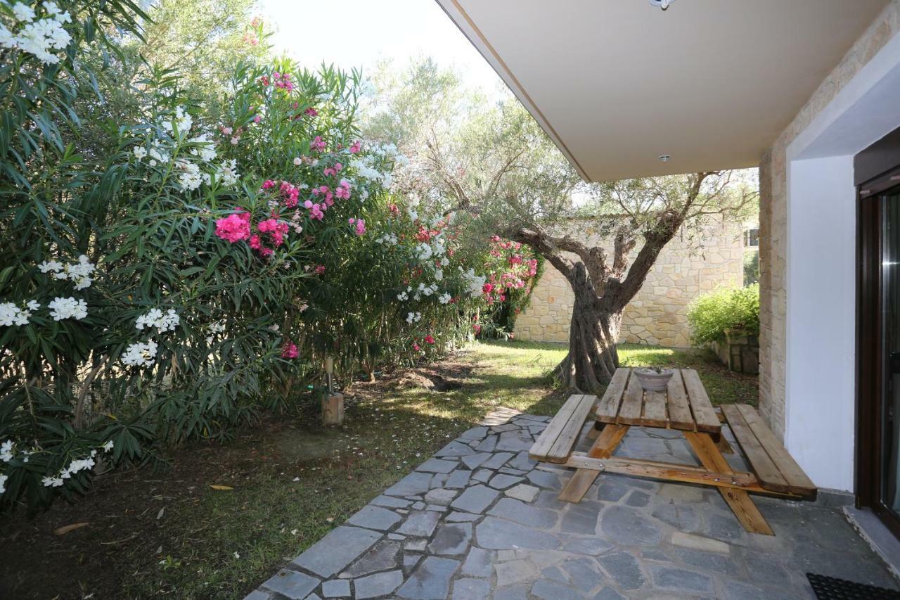 Villa Argo 3 - Beachfront, Big gardens, Location! Pefkochori Exterior foto