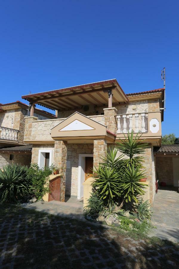 Villa Argo 3 - Beachfront, Big gardens, Location! Pefkochori Exterior foto