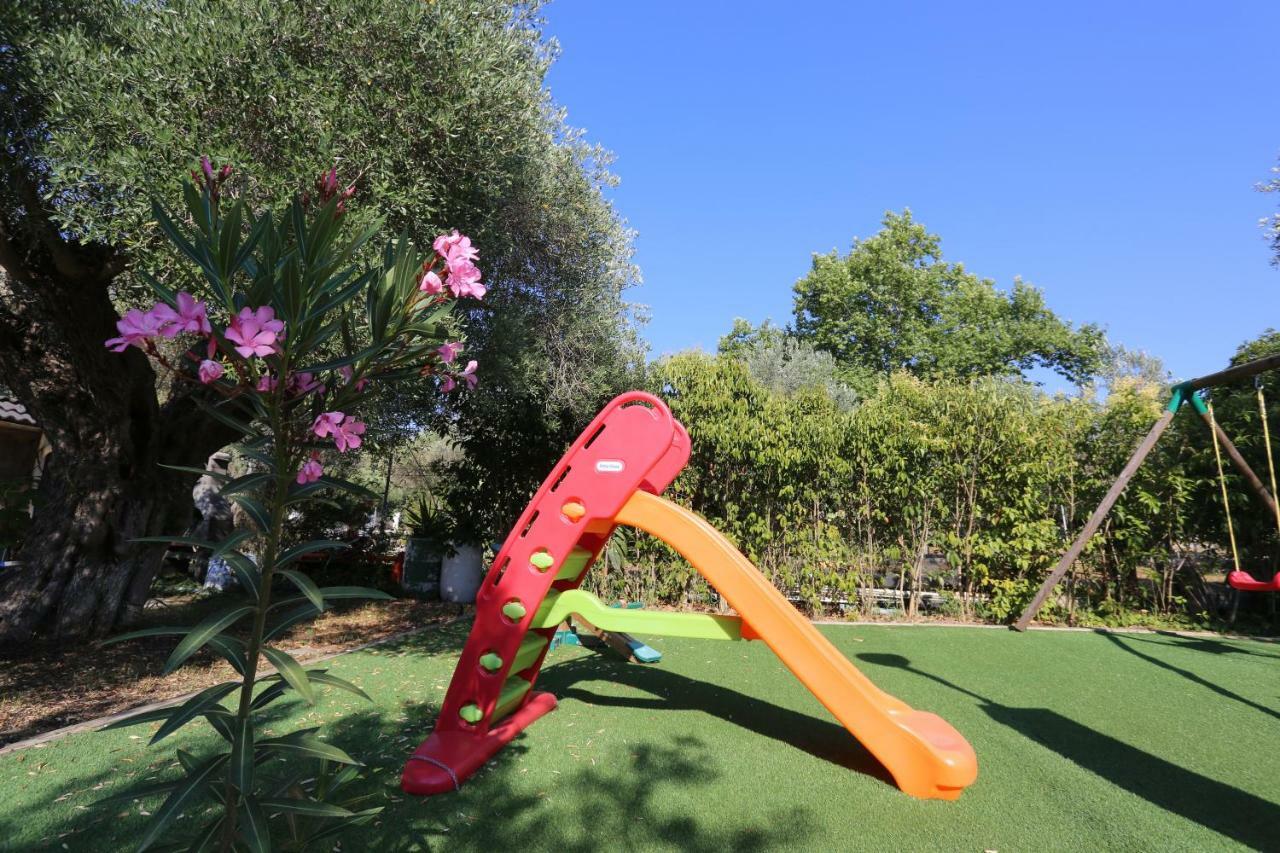 Villa Argo 3 - Beachfront, Big gardens, Location! Pefkochori Exterior foto