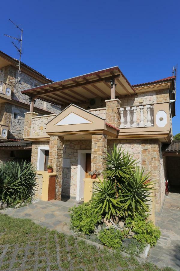 Villa Argo 3 - Beachfront, Big gardens, Location! Pefkochori Exterior foto