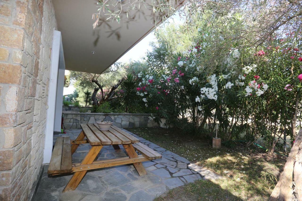 Villa Argo 3 - Beachfront, Big gardens, Location! Pefkochori Exterior foto